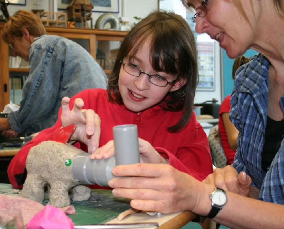 Arbeit in der „Hör-Wesen-Werkstatt“ für hörgeschädigte Kinder und Jugendliche - Katharina Brauner (10) mit ihrem Elefanten-Hörwesen (Foto: ReSound).