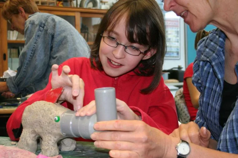 Radio-Alien, Hupenhund und Klingel-Schildkröte - Hörgeschädigte Kinder gestalten künstlerische „Hör-Wesen“ Bild: Radio-Alien, Hupenhund und Klingel-Schildkröte - Hörgeschädigte Kinder gestalten künstlerische „Hör-Wesen“