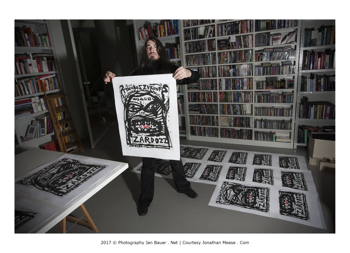 Jonathan Meese mit der Grafik ZARDOZ für Cinema Editions (© Jan Bauer)