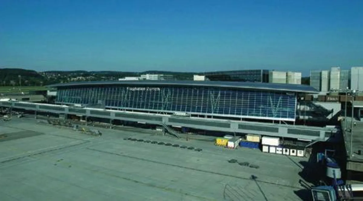 Züricher Flughafengebäude mit beweglichen Aluminiumlamellen von elero.