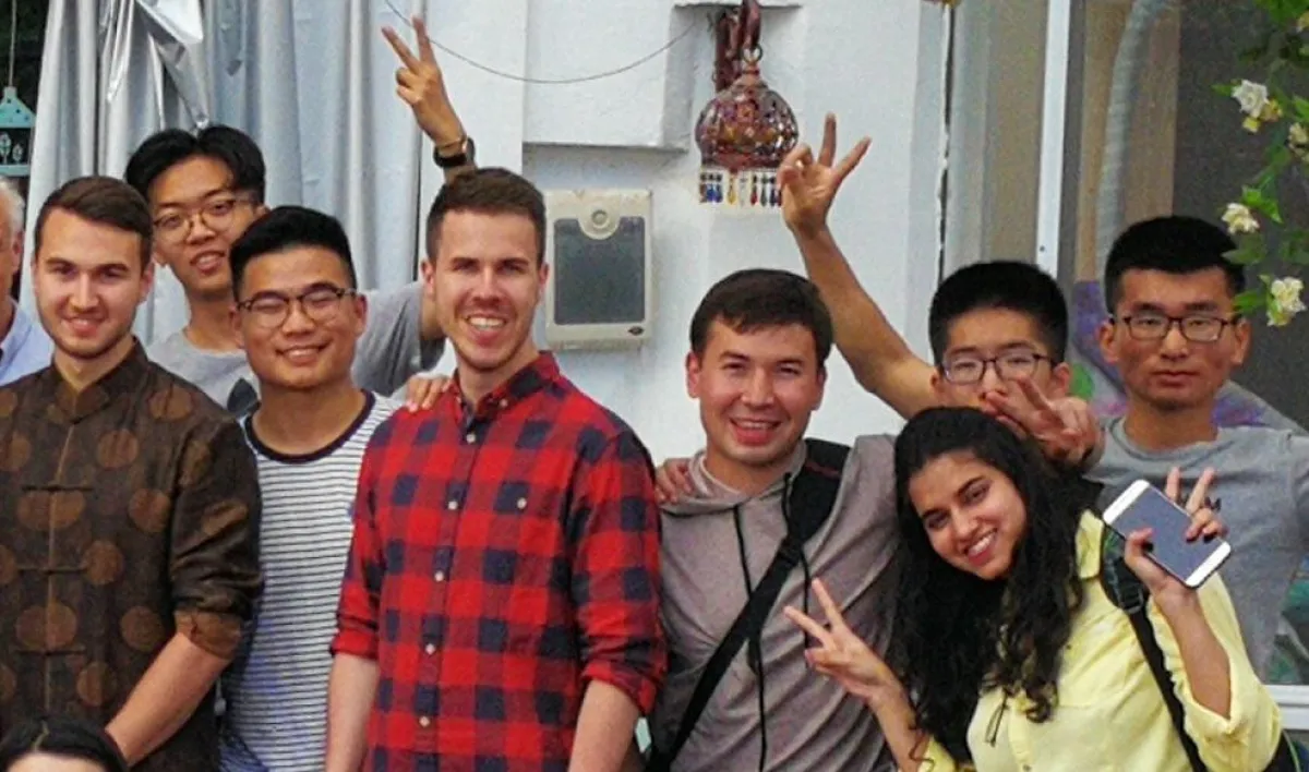 In Qingdao: Gruppenbild mit den HdWM-Studenten Timo Grünzinger und Pascal Blaumeiser.
