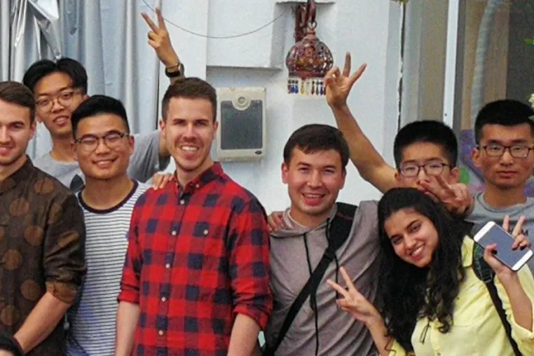 Bild: HdWM-Studenten studieren an der Qingdao University in China - Prof. Dr. Hans R. Kaufmann knüpft den Kontakt