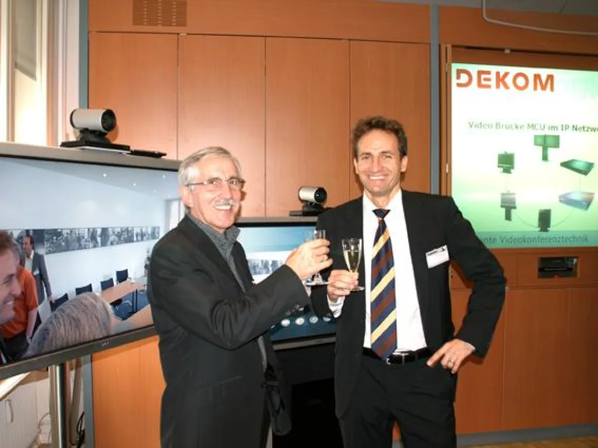 Dieter Kohlhaase und Christopher Zier freuen sich über die gelungene Eröffnung des Centre of Excellence