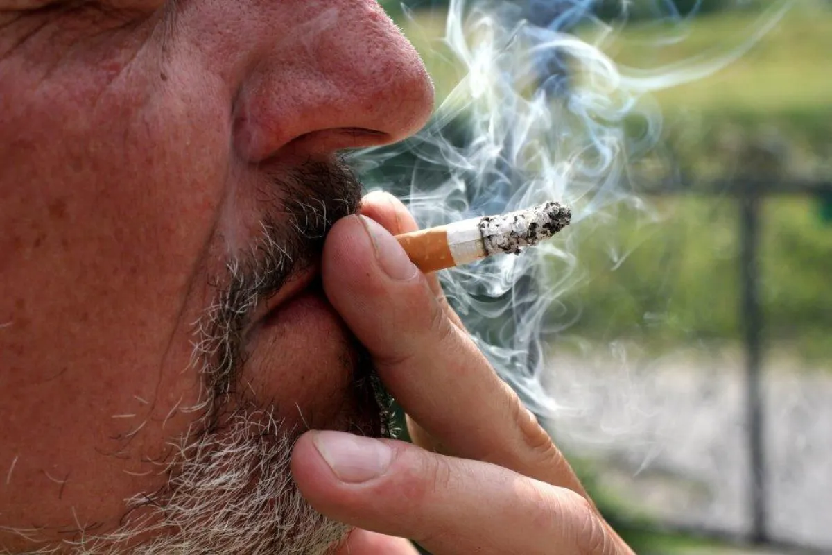 Bildunterschrift: Raucher müssen auf den Hof. Im Hausflur kann das Rauchen untersagt werden (Quelle: panthermedia/ Hannes Strasser).