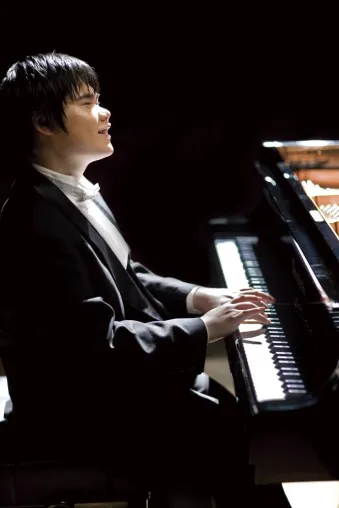 Zwei Weltklasse-Pianisten auf dem Weg nach Abu Dhabi Bild: Zwei Weltklasse-Pianisten auf dem Weg nach Abu Dhabi