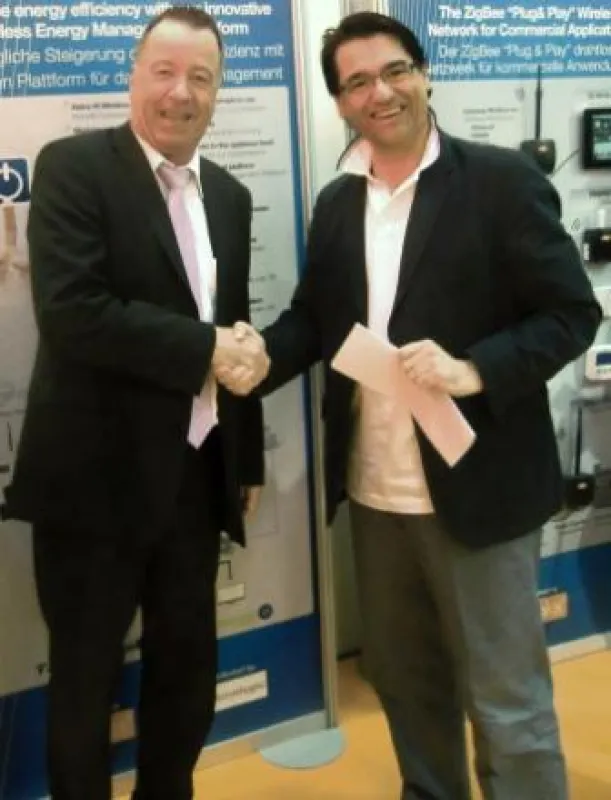 Michael Nickolai, Geschäftsführer Vertrieb der m2m Germany GmbH (li.i.B.)beschließt Partnerschaft. B