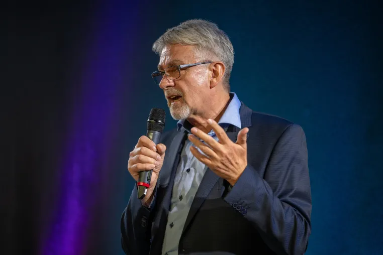 Joachim Knabe gewinnt den Speaker-Slam in Mastershausen in der Kategorie: Leadership Bild: Joachim Knabe gewinnt den Speaker-Slam in Mastershausen in der Kategorie: Leadership