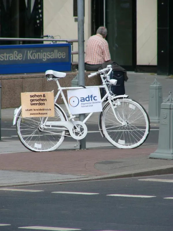 Weißes Rad an der Kö