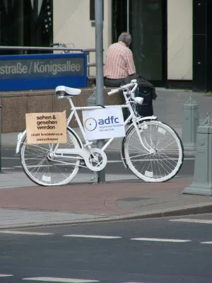 Bild: ADFC Düsseldorf stellt weiße Fahrräder auf