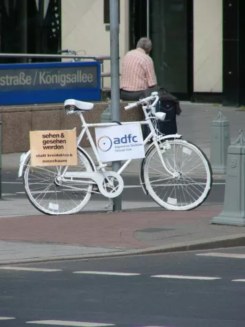 Bild: ADFC Düsseldorf stellt weiße Fahrräder auf