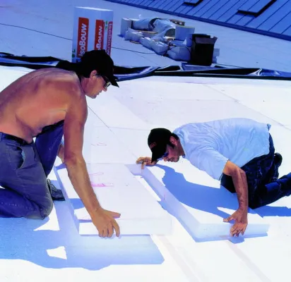 Bild: IsoBouw V-A Gefälledach-Dämmsystem - Kostensparend und effektiv  bei Sanierung oder Neubau