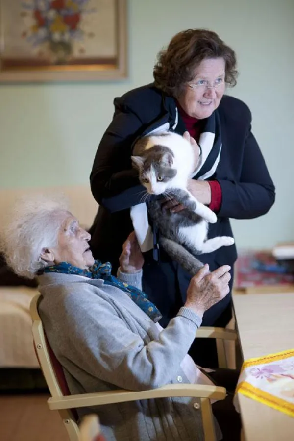 Mit Haustier ins Altenheim, ist jetzt in den bundesweit 50 Alloheim Senioren-Residenzen möglich.