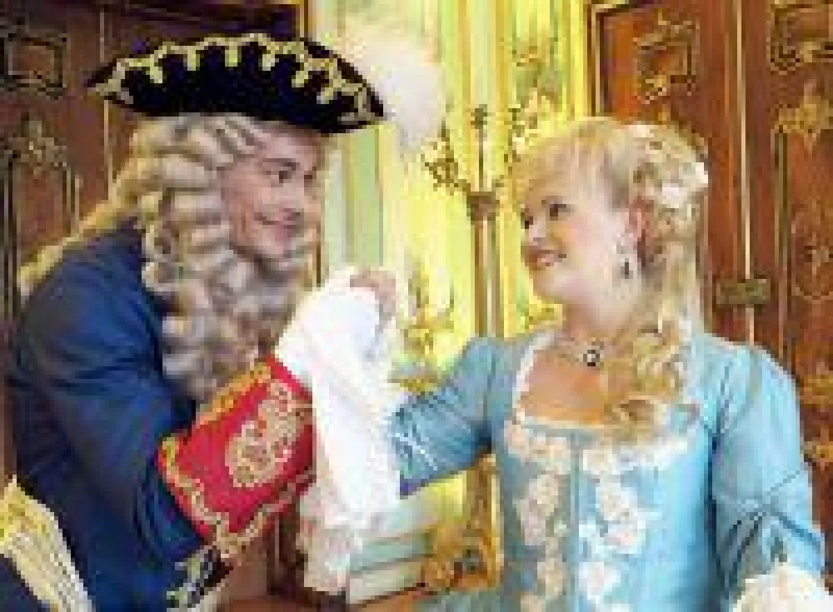 Maximilian Merkel als Hofmarschall Rudolf von Schwatzburg und Annett Jahn als Herzogin Grundelinde bitten zum Tanz