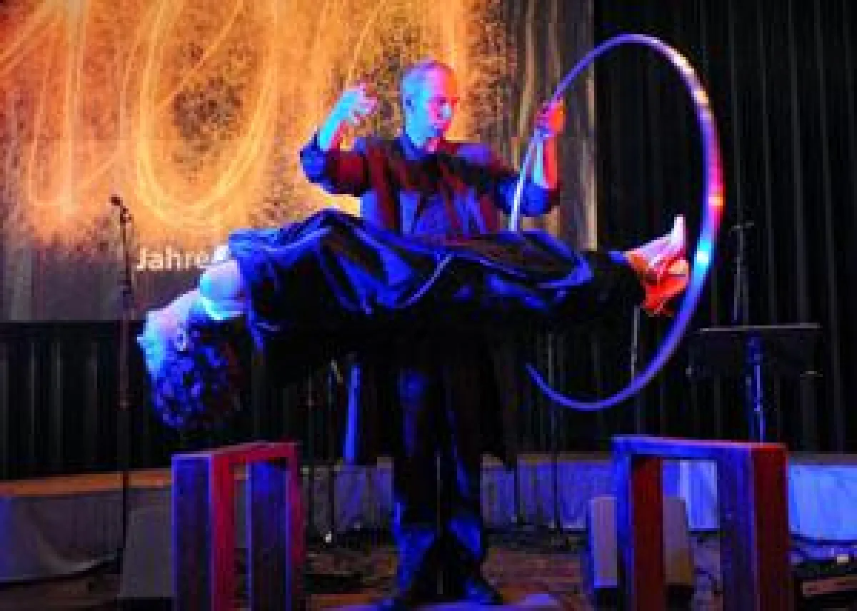 Die schwebende Zuschauerin - Ralf Gagel - Internatioale Zauberkunst