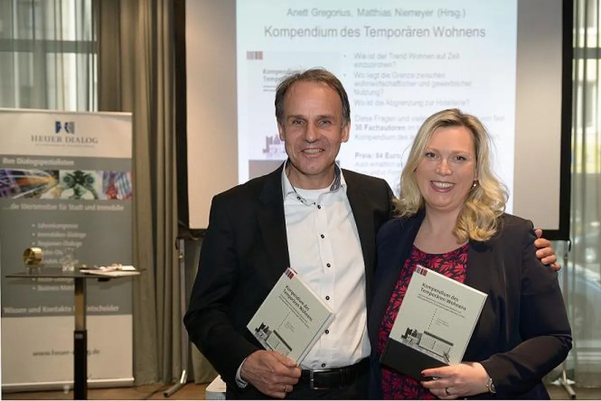 Anett Gregorius (Apartmentservice) und Matthias Niemeyer (Adina Apartment Hotels)  ©HEUER DIALOG/Fot