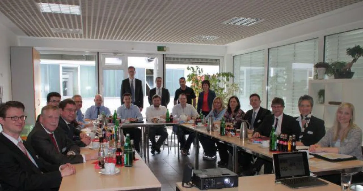 Geschäftsführer Dr. S. Hering, G. Tillmann, K. Pulios u. K. Peters (stehend v. l.) u. Ihre Gäste.