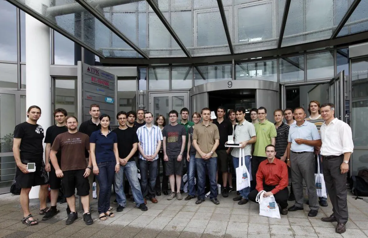 Informatik- und Mechatronikstudierende der Hochschule Karlsruhe ? Technik und Wirtschaft mit Prof. Klaus Gremminger (rechts) und Karl G. Linder (3. v. rechts) vor dem Firmengebäude der Systec & Servic