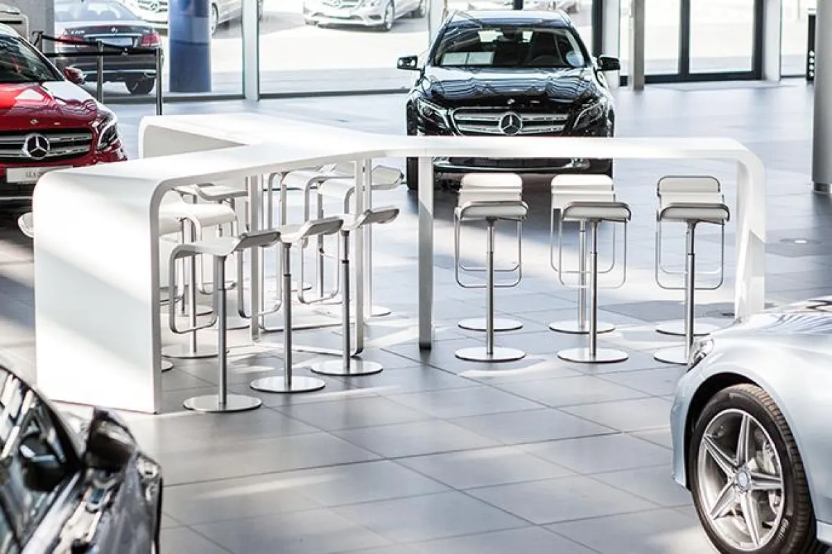 Mobiliar mit Markenbezug: der ‚Brunch‘ als Mercedes-Stern