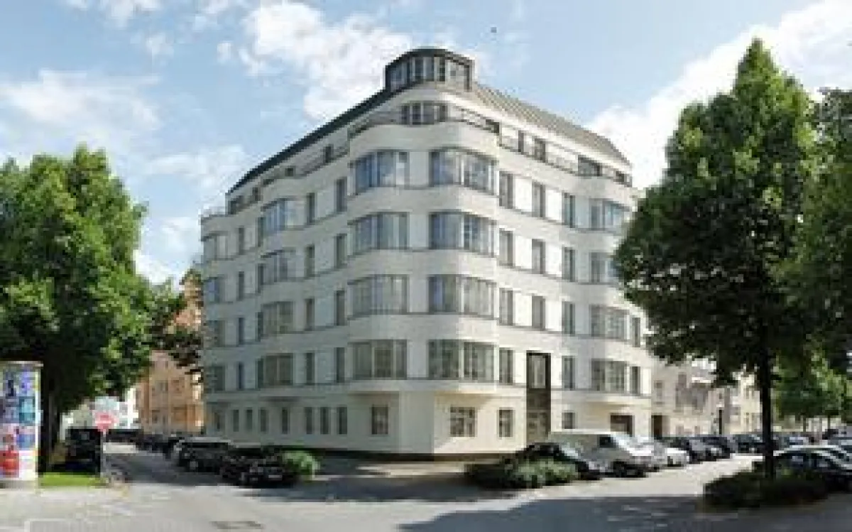 Bis zu drei Meter breite Bogenfenster unterstreichen die Art déco-Anlehnung der Fassade.