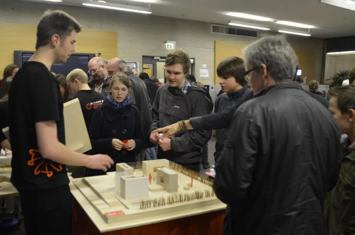 Studierende präsentieren das ?Counter Entropy House? Groß und Klein