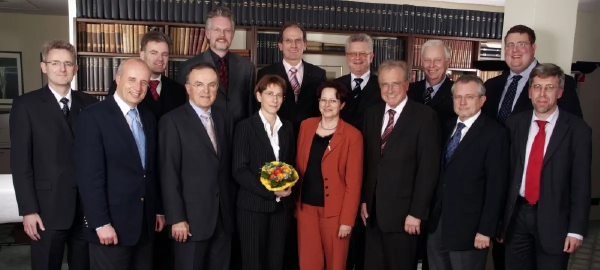 Hessische Sozialministerin Silke Lautenschläger (mit Blumenstrauß) mit Vorstand und Geschäftsführung des Regionalmanagement vereins MitteHessen