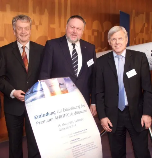 Premium Aerotec wird Namensgeber des größten Hörsaals der Hochschule Augsburg Bild: Premium Aerotec wird Namensgeber des größten Hörsaals der Hochschule Augsburg