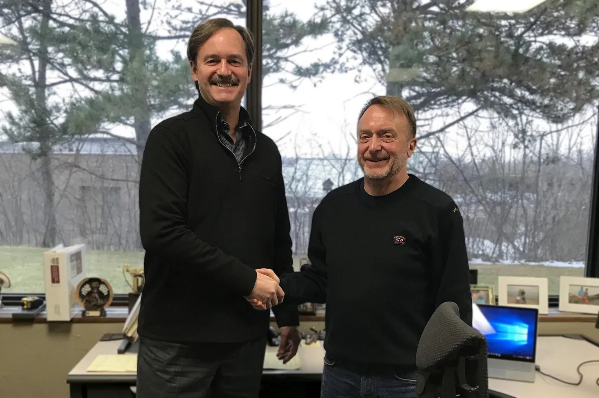 v.l.: Tim Wallace von Sparks Belting und Gerhard Froebus von Momentum sind sich einig