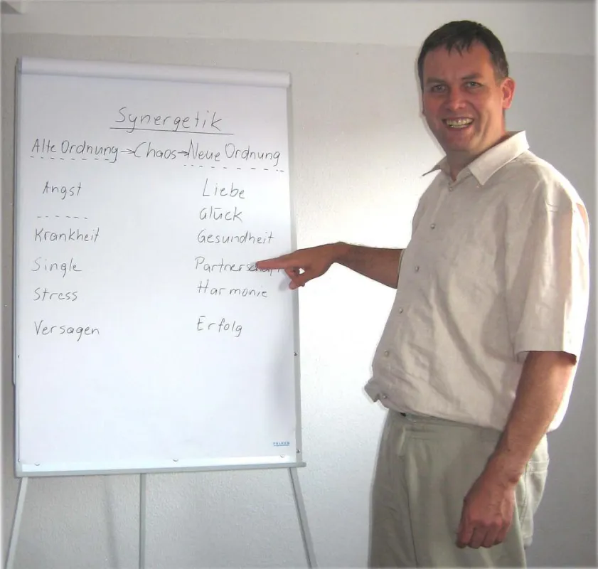 Synergetik Lehrer Schmidt erläutert die Heilung von ALS im Basisseminar „Liebe-Gesundheit“