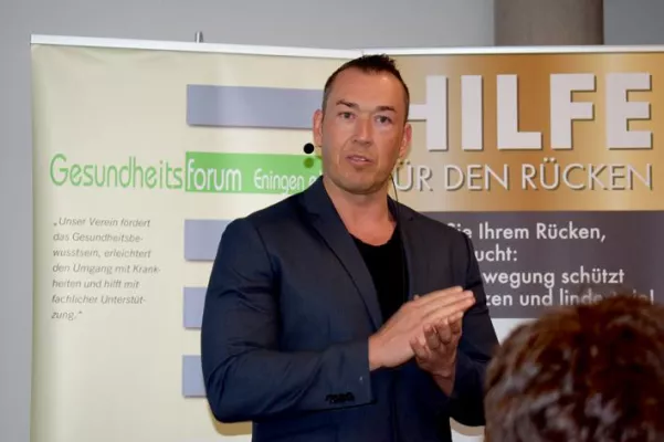 Bild: 120 Zuhoerer beim Vortrag zum „Schwachpunkt Nacken und Ruecken“ in Reutlingen