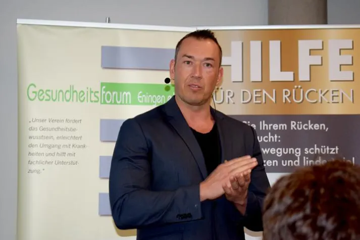 Bild: 120 Zuhoerer beim Vortrag zum „Schwachpunkt Nacken und Ruecken“ in Reutlingen