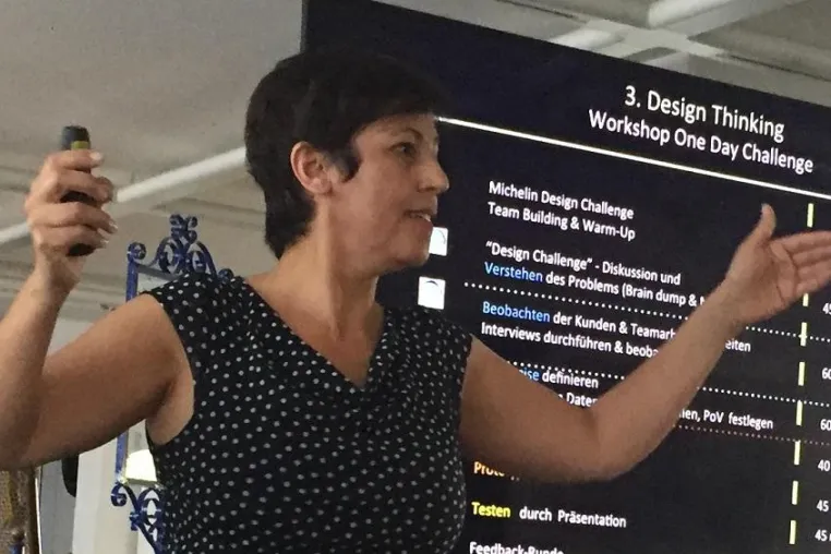 Bild: Prof. Dr. Esin Bozyazi und 20 Studierende (MU) mit erfolgreichem Workshop bei Michelin in Karlsruhe