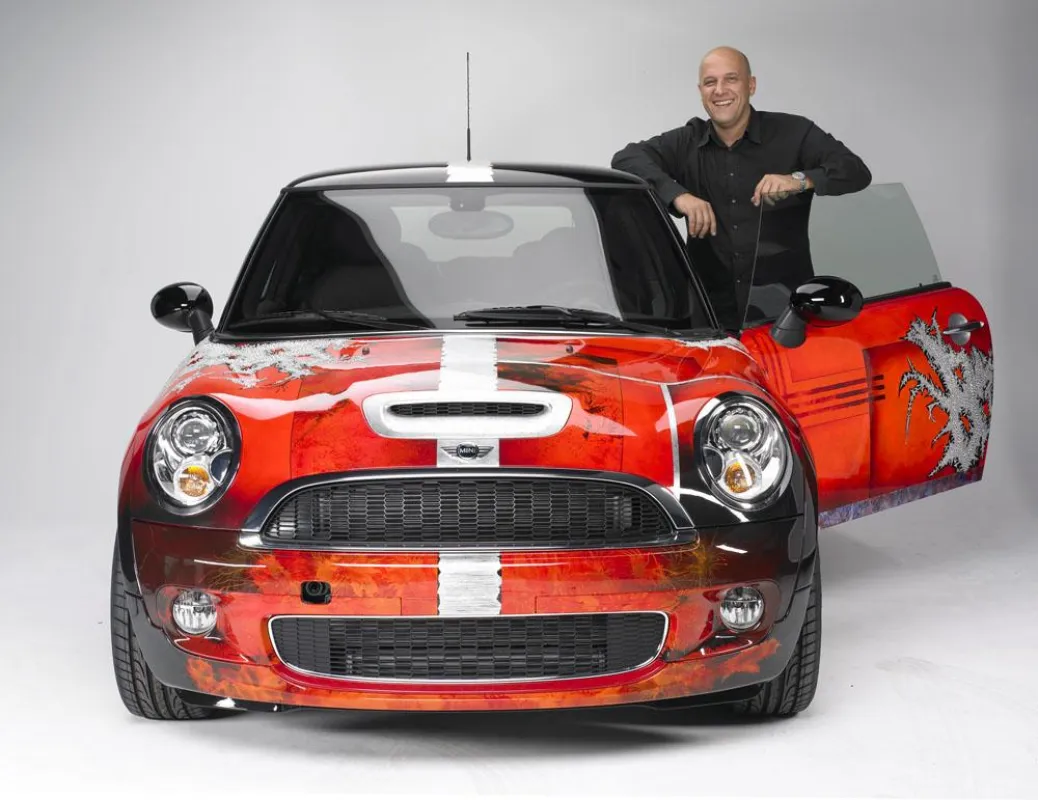 Der MINI Cooper S by Marco Mehn glänzt mit fast 40.000 Swarovski-Kristallen.