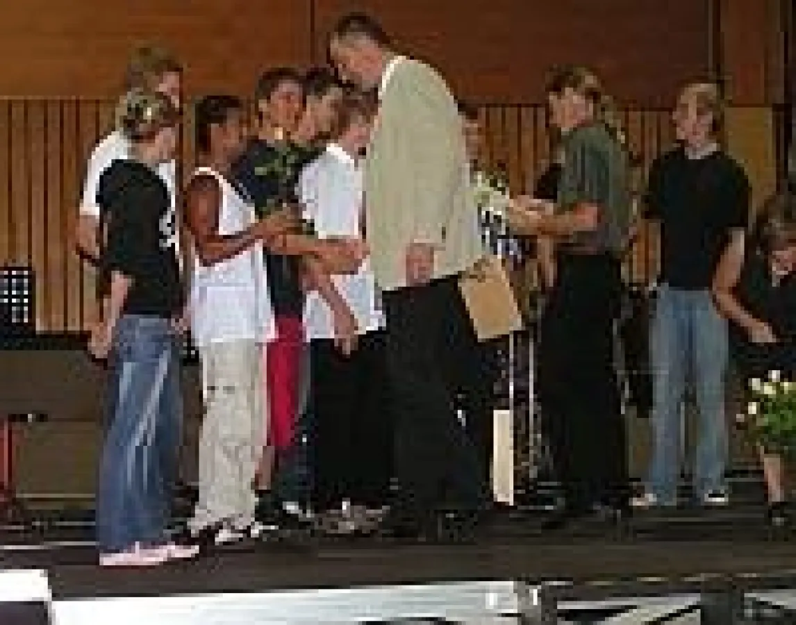 Schulleiter Mark Bühler gratuliert den Absolventen zum Erfolg (Bild: wort.laut GbR)