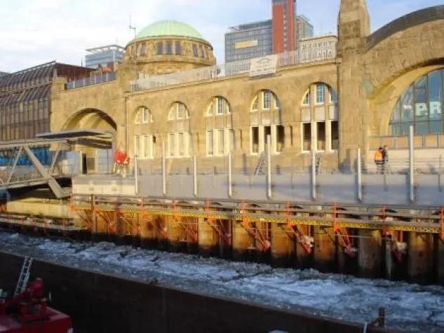 Endlich fertig - Landungsbrücken mit neuer Promenade Bild: Endlich fertig - Landungsbrücken mit neuer Promenade