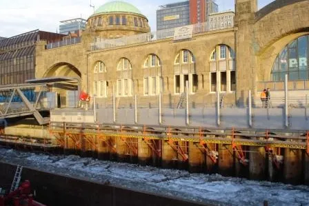 Endlich fertig - Landungsbrücken mit neuer Promenade Bild: Endlich fertig - Landungsbrücken mit neuer Promenade