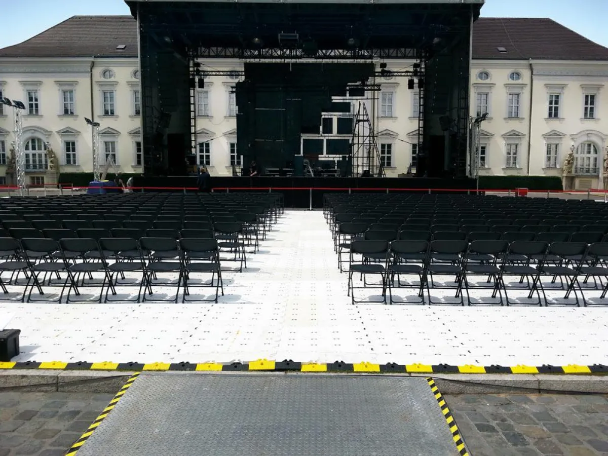 eps: Rasenschutz Supa-Trac und Open-Air Bestuhlung Big Boy