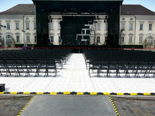 Bild: Auf dem heiligen Rasen des Bundespräsidenten