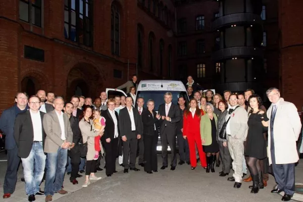 outdoor mediateam hilft - Ein neuer Bus für die Berliner Aids-Hilfe Bild: outdoor mediateam hilft - Ein neuer Bus für die Berliner Aids-Hilfe
