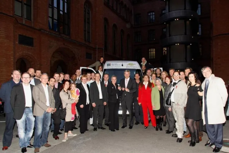 outdoor mediateam hilft - Ein neuer Bus für die Berliner Aids-Hilfe Bild: outdoor mediateam hilft - Ein neuer Bus für die Berliner Aids-Hilfe