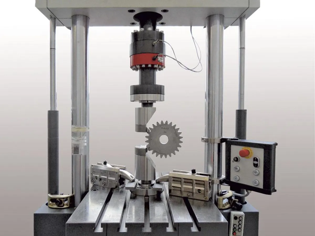 Ermüdungsprüfung an einem Zahnrad mit einer servo-hydraulischen Prüfmaschine HB250