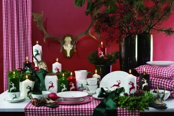 Bild: Festlicher Tischschmuck mit Kerzen für bezaubernde Weihnachten