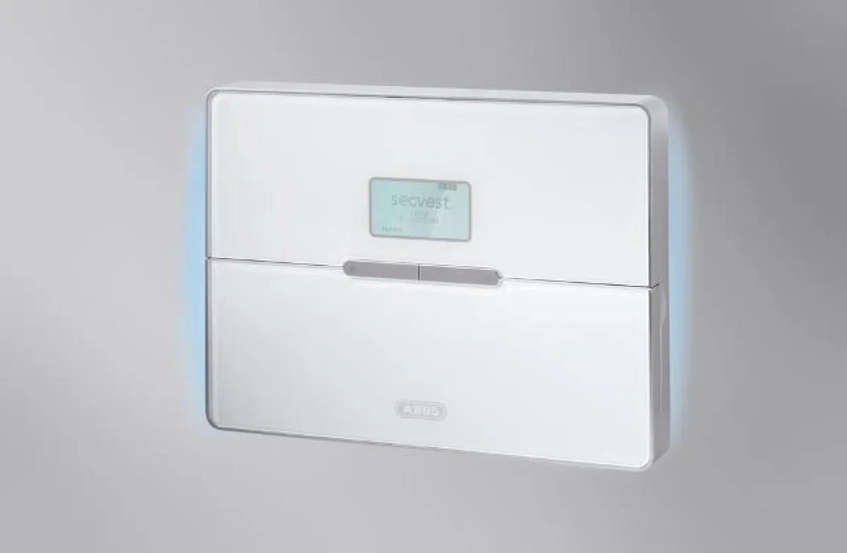 Noch bevor der Eindringling die mechanische Sicherung überwunden hat, weiß die Secvest 2WAY Bescheid und alarmiert.