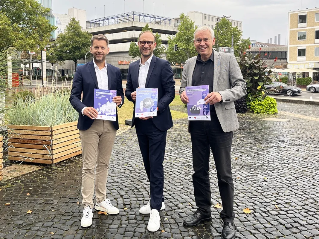v. l. Oberbürgermeister Dennis Weilmann, Jens Hofschröer & Kai-Uwe Hirschheide (© WMG Wolfsburg)