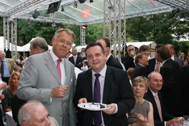 Gubor beim Sommerfest des Bundespräsidenten und der Stallwächterparty Bild: Gubor beim Sommerfest des Bundespräsidenten und der Stallwächterparty
