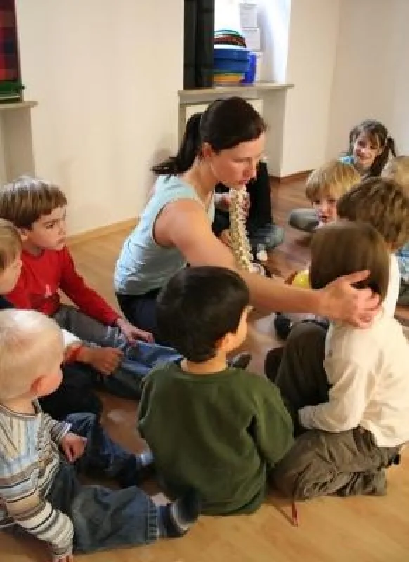 Steffi Klemm beim theoretischen Teil der Rückenschule mit Kindern