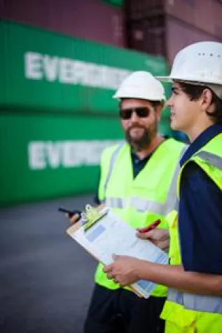 Bei Contargo wird die erste Fachkraft für Hafenlogistik in Hessen ausgebildet Bild: Bei Contargo wird die erste Fachkraft für Hafenlogistik in Hessen ausgebildet