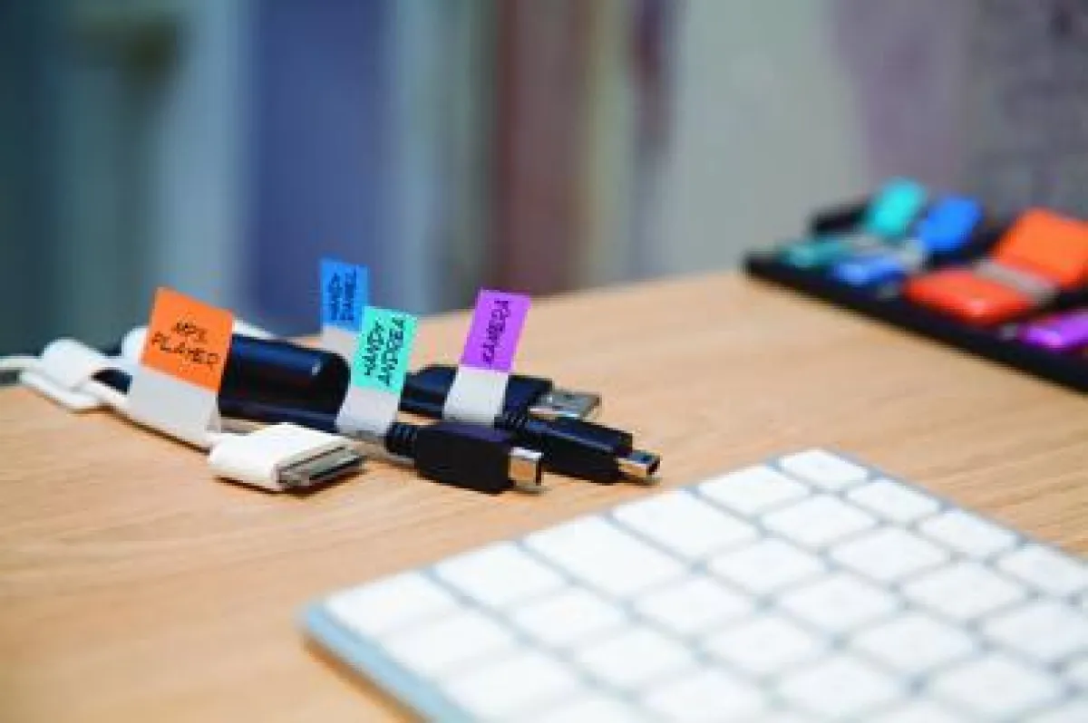 Kabelmanagement mit Organisationshelfern von Post-it