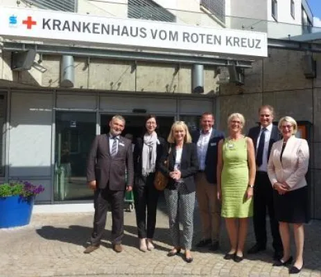 Bild: Besuch der CDU-Bundestagsabgeordneten Karin Maag am Krankenhaus vom Roten Kreuz Bad Cannstatt