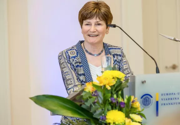 Prof. Dr. Anna Wolff-Poweska erhält den Preis Pomerania Nostra 2017 Bild: Prof. Dr. Anna Wolff-Poweska erhält den Preis Pomerania Nostra 2017