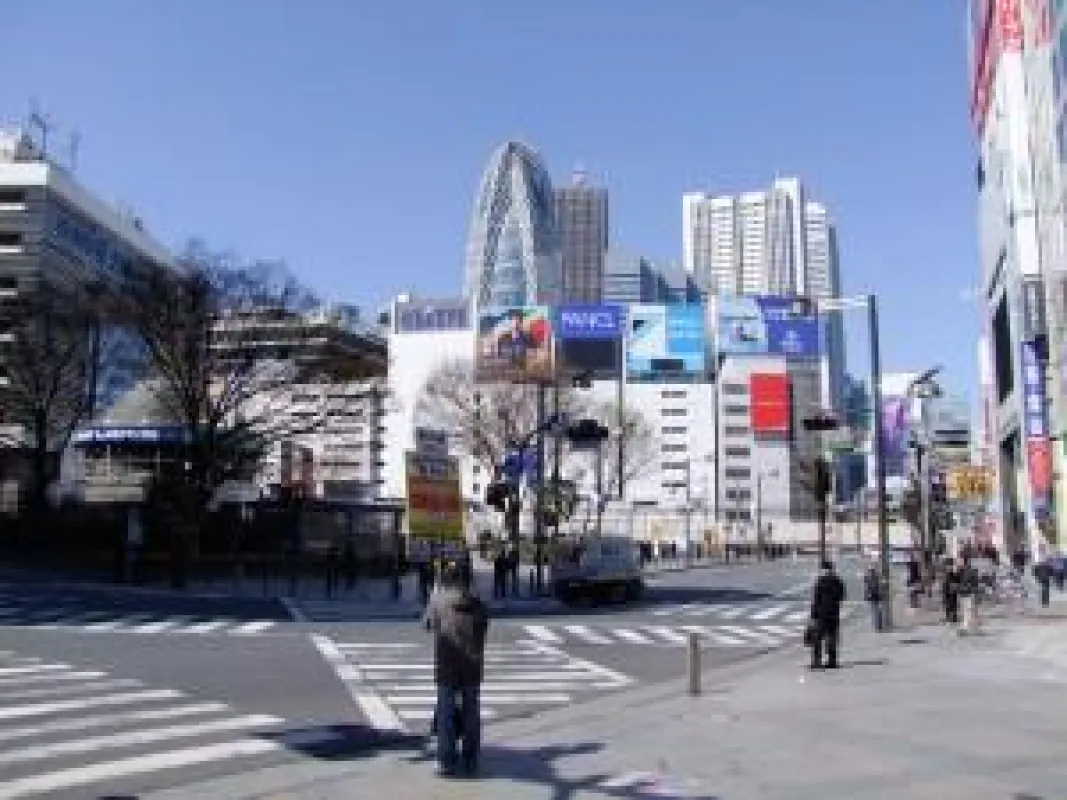 Vor dem Bahnhof Shinjuku, den normalerweise 3 Millionen Passagiere pro Tag benutzen
